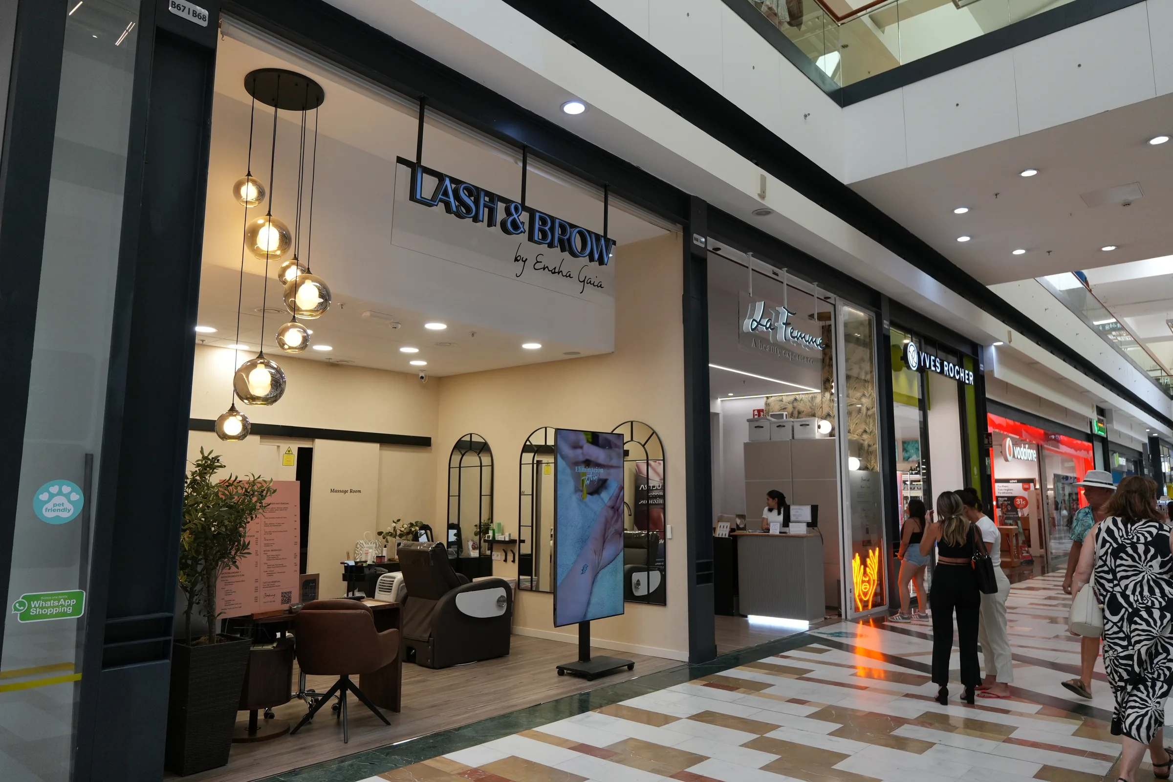 Fachada de Lash Brow by Ensha Gaia en Portal de la Marina