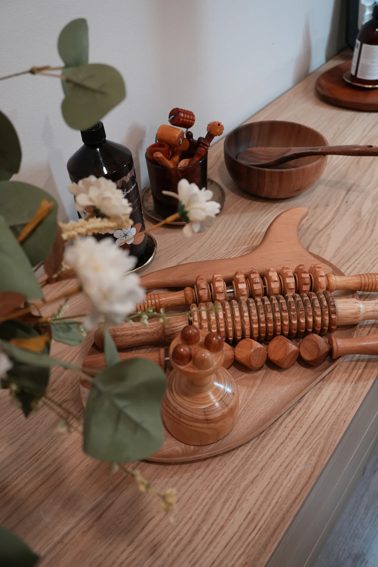 Utensilios de madera preparados para el ritual de maderoterapia